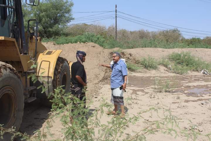 مدير عام زراعة لحج يطلع ويشكل لجنة حول اسباب تسرب مياه السيول من عبر يعقوب لقرية عبر بدر