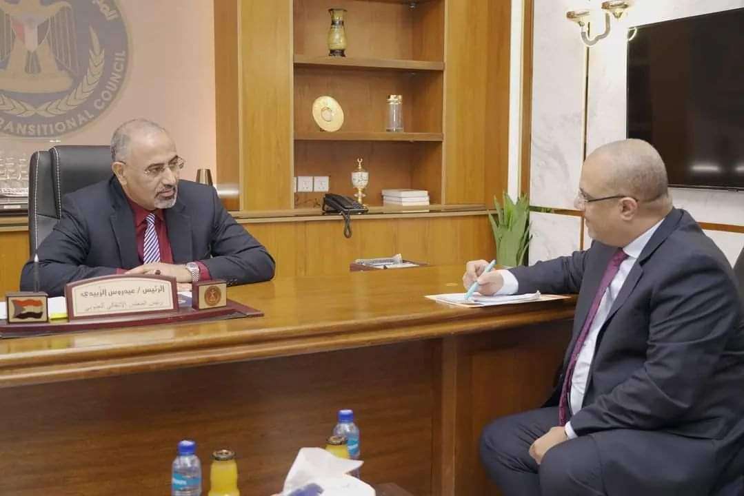 التقى وزير التخطيط .. الزبيدي يدعو المنظمات الدولية لفتح مقراتها في عدن