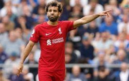 أسطورة إنجلترا يهاجم محمد صلاح