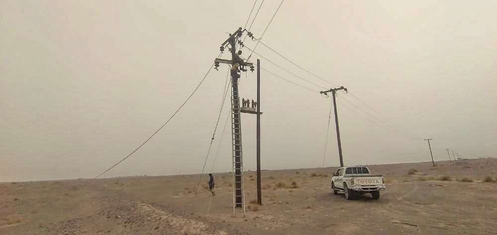 مؤسسة مياه عدن تواصل أعمال تركيب شبكة كهربائية جديدة بحقل بئر أحمد