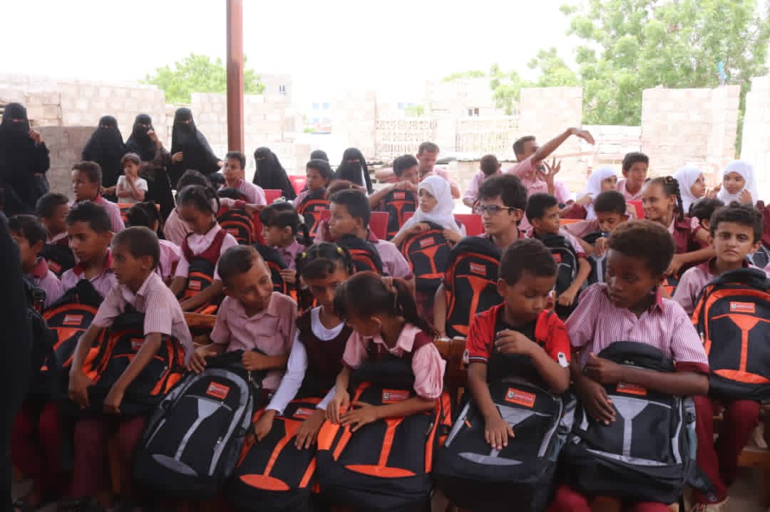 الشركة الوطنية للأسمنت تدشن توزيع الحقيبة المدرسية على أطفال وطلاب ذوي الاعاقة بلحج