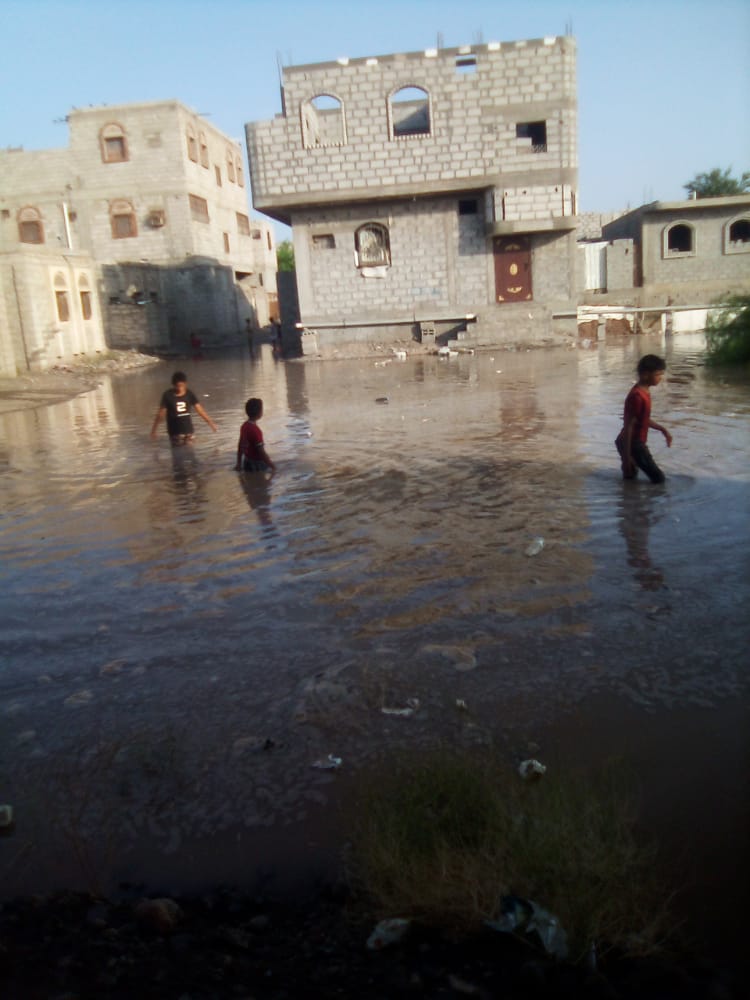 أهالي قرية عبر بدر بلحج يستغيثون جراء تدفق مياه السيول إلى منازلهم