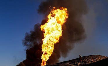 إيران: جهة مجهولة أشعلت النيران بحقل نفط جنوب غربي الأهواز