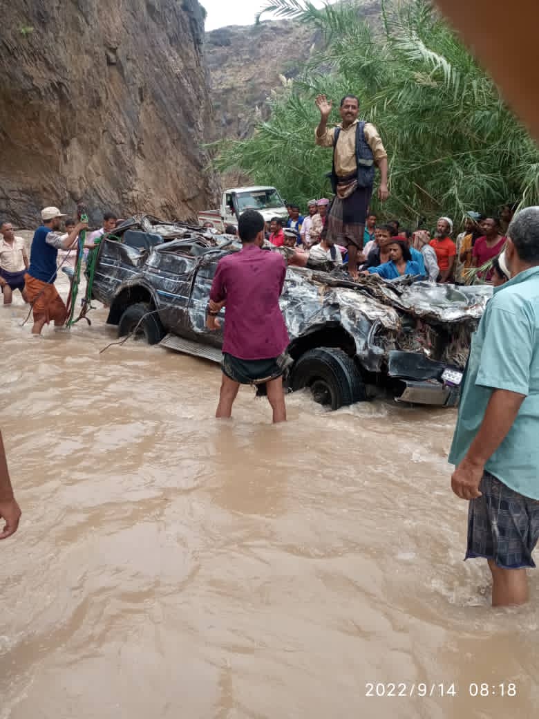 نجاة مواطن وأطفاله من سيول أمطار جرفت سيارتهم بمنطقة بالضالع 