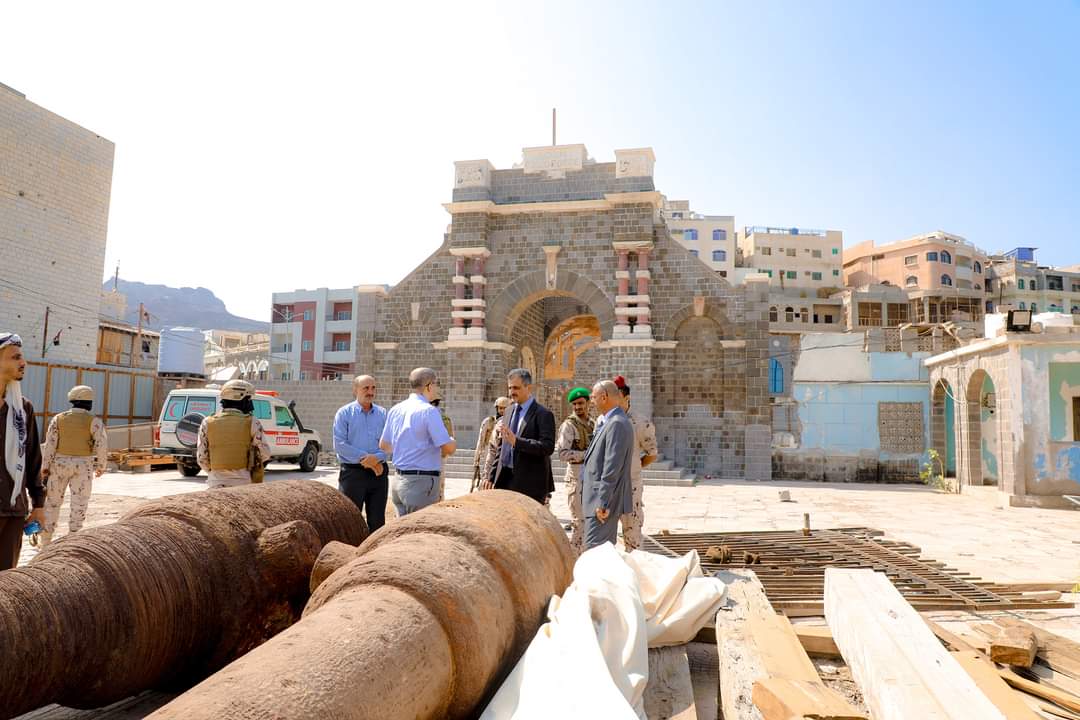 لملس يطلع على اخر اعمال اعادة بناء مبنى رصيف السياح