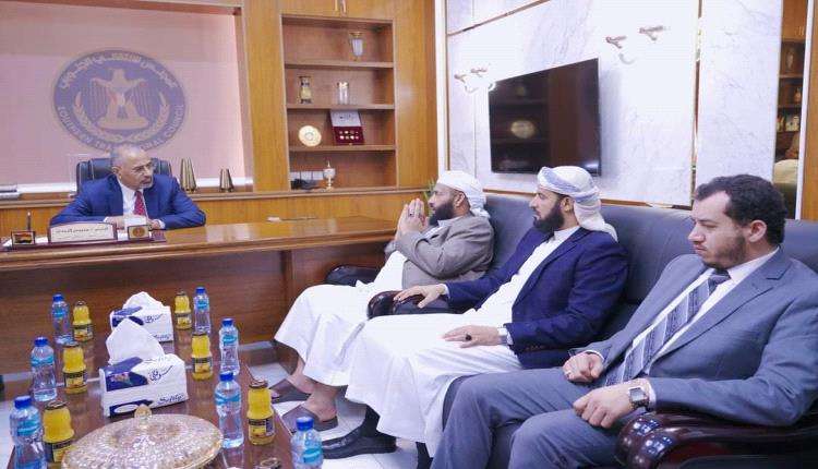 الزُبيدي يلتقي وزير الاوقاف ويوجه بضبط الخطاب الديني في المساجد