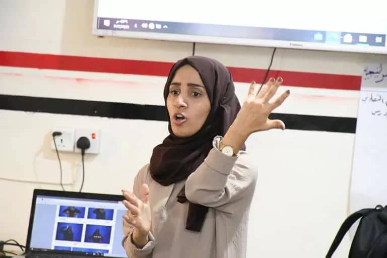 الحرب تفاقم ظروف معلمي لغة الإشارة في اليمن.. عام ثامن من النسيان
