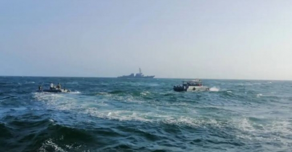 بالتعاون مع البحرية الأمريكية .. خفر سواحل المهرة  يضبطون سفينة تهريب