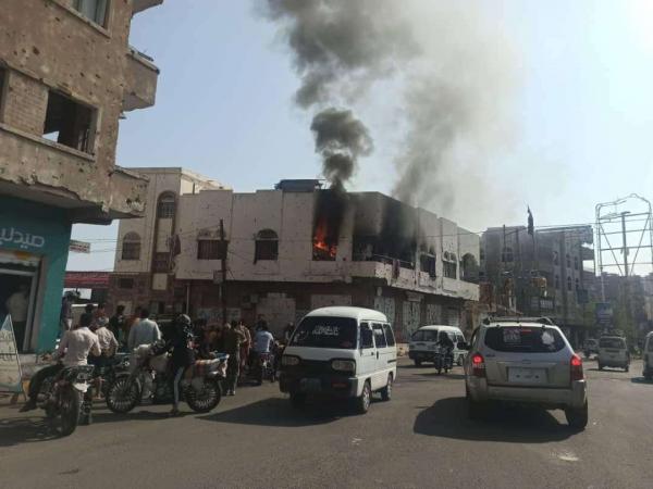 حريق يلتهم أحد المنازل في مدينة تعز
