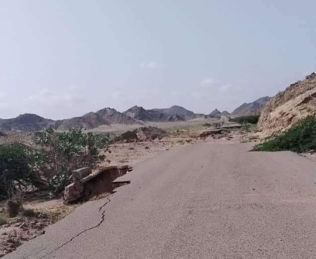 أهالي منطقة في أبين يوجهون مناشدة للسلطات حول  الطريق الرابط بين أحور والمحفد 