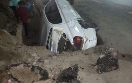 سقوط سيارة بحفريات بمنطقة بعدن