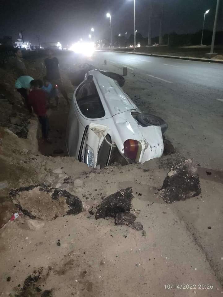 سقوط سيارة بحفريات بمنطقة بعدن