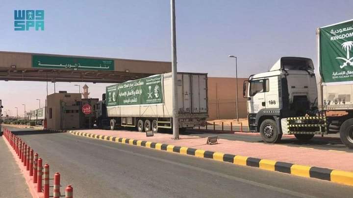 عبور 96 شاحنة إغاثية سعودية منفذ الوديعة إلى اليمن