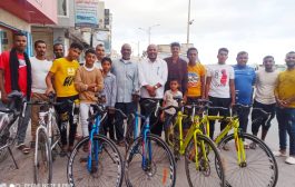 مكتب وزارة الشباب والرياضة بحضرموت يدشن تسليم الدراجات الهوائية