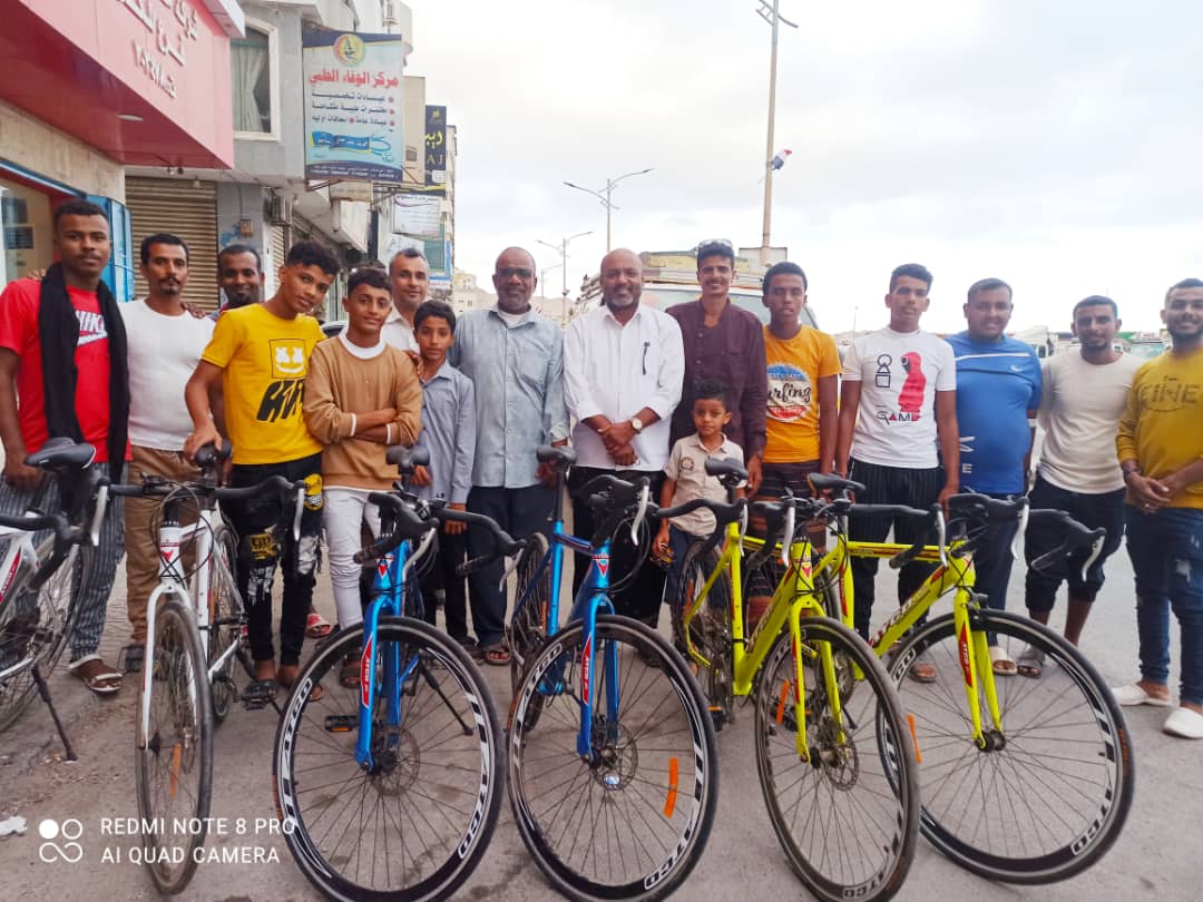 مكتب وزارة الشباب والرياضة بحضرموت يدشن تسليم الدراجات الهوائية