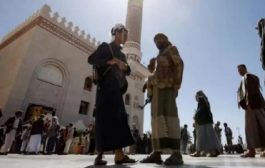 خطيب حوثي يهذي وحيداً بعد مغادرة المصلين المسجد بشكل جماعي