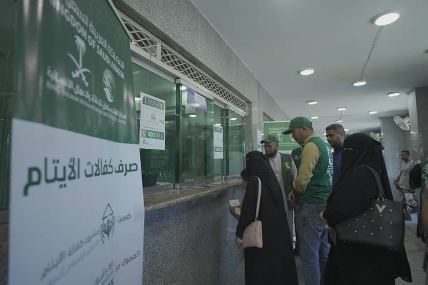 مركز الملك سلمان للإغاثة يبدأ توزيع كفالات الأيتام في ثلاث محافظات يمنية