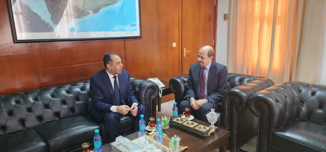 وزير الصناعة يناقش أوضاع رجال الأعمال والشؤون التجارية في الرياض