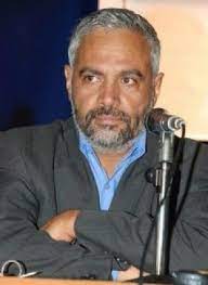 سياسي يمني محسوب علي مليشيات الحوثي يرد على تهديده بالبطانية التي لف بها عفاش