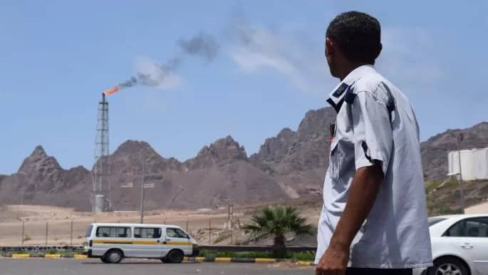 استهداف ميناء الضبة.. الإرهاب الحوثي يتوسع جنوباً لمحاصرة الرئاسي اقتصادياً