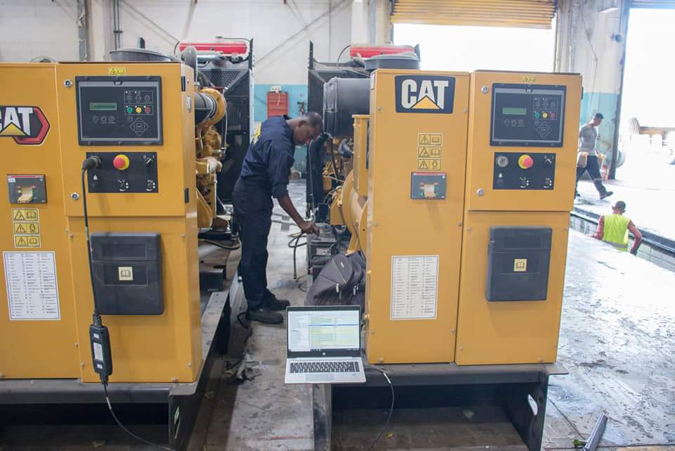 فريق هندسي يجري تجربة تشغيل محركات الحاضنات المطاطية في محطة عدن للحاويات 