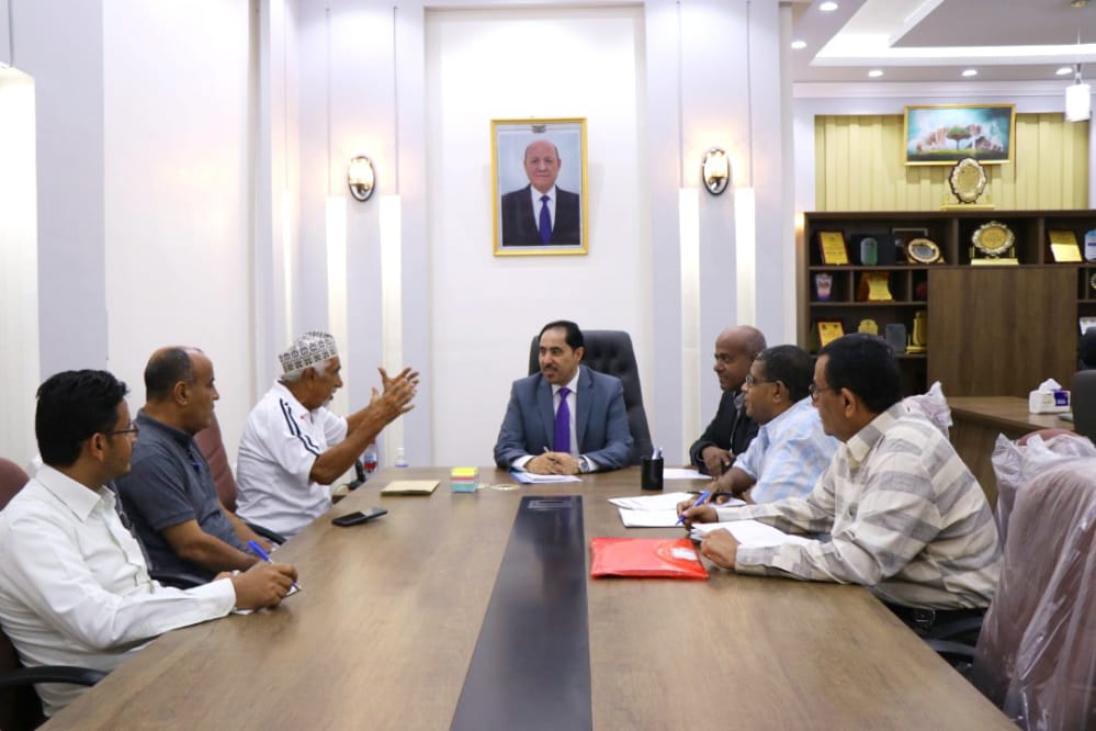 وزير الشباب والرياضة يلتقي قيادة نادي التنس العدني .. ويوجه بدارسة احتياجات النادي