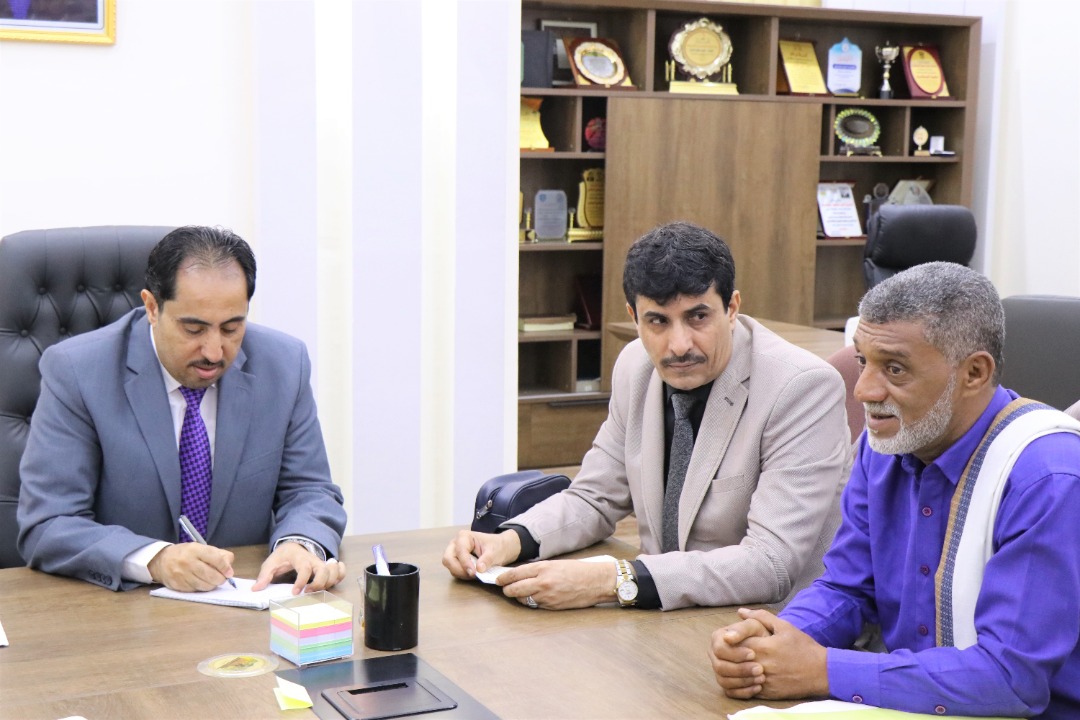 الوزير البكري يطّلع على الدراسات الخاصة بملعب الفقيد سامي السليماني بيافع
