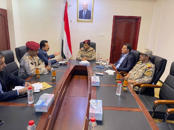الفريق الداعري يناقش مع محافظ الجوف الوضع الميداني في جبهات القتال