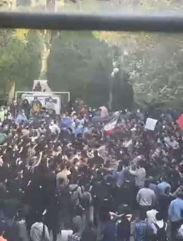 شباب طهران يدعون لتظاهرات جديدة