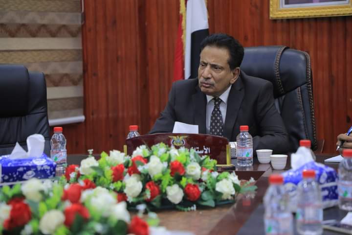محافظ المهرة يوجه باعتماد حافلتين لناديين رياضيين وعدد من المشاريع