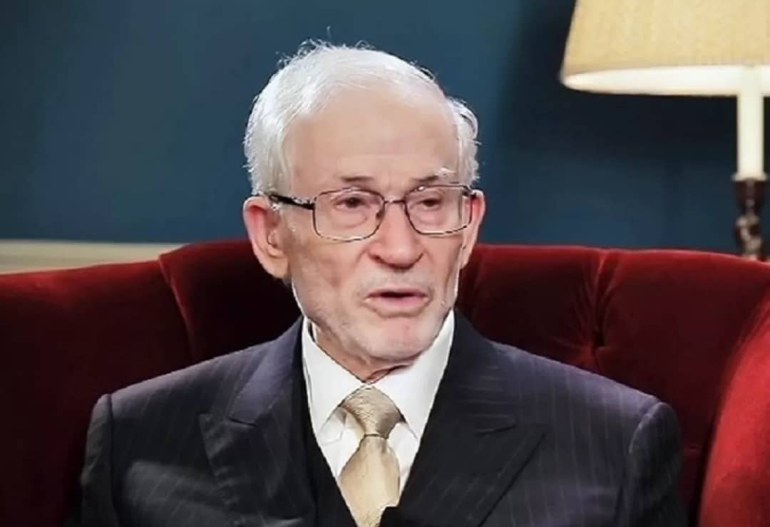 أيّهما سبقت وفاته الآخر إبراهيم منير أم 