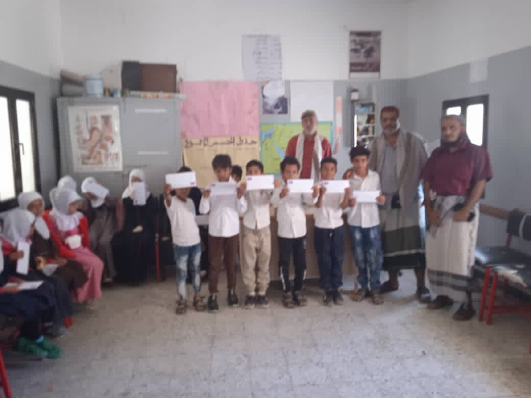 فاعل خير يدعم عدد من أبناء الشهداء والأيتام بمنطقة العمري بيافع بحقائب مدرسية