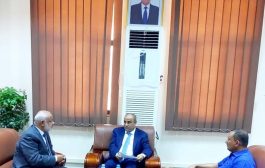 وزير المالية يناقش مع محافظ الحديدة تحصيل إيرادات المناطق المحررة بالمحافظة