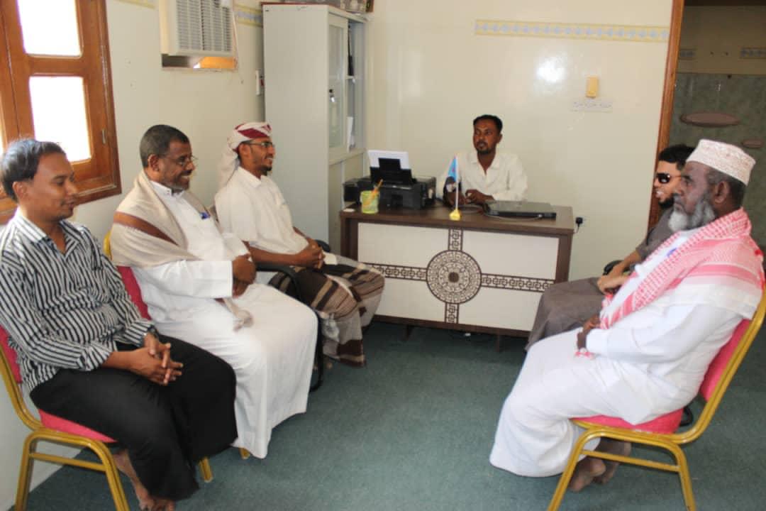 مدير إدارة الشؤون الإجتماعية بالهيئة التنفيذية المساعدة يلتقي سفير الشبكة العربية لذوي الإعاقة لدى اليمن
