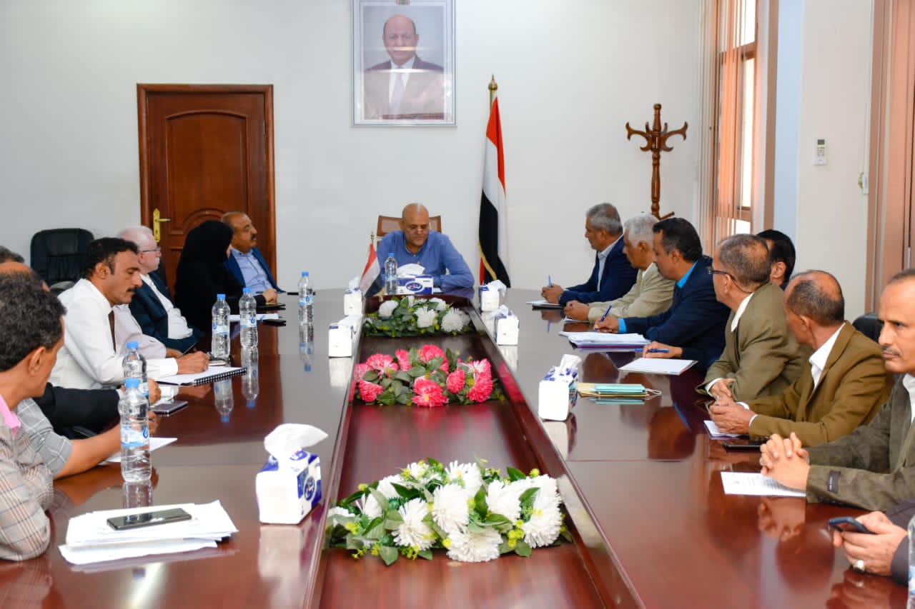 محافظ تعز يوجه بإعداد قاعدة موحدة للمكاتب الإيرادية