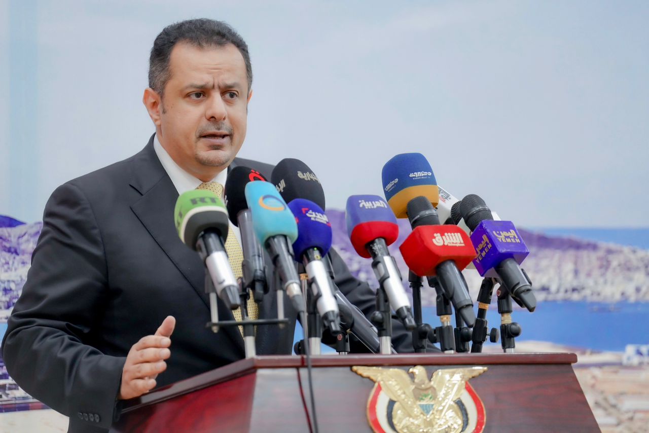 رئيس الوزراء يشير إلى خيارات الحكومة للتعامل مع اعتداءات الحوثي 