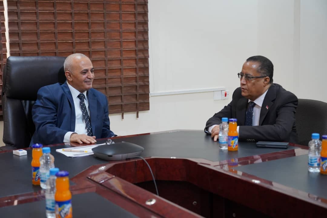 الخُبجي يبحث مع وزير المياه والبيئة دور الوزارة في تطبيع الأوضاع الخدمية في محافظات الجنوب