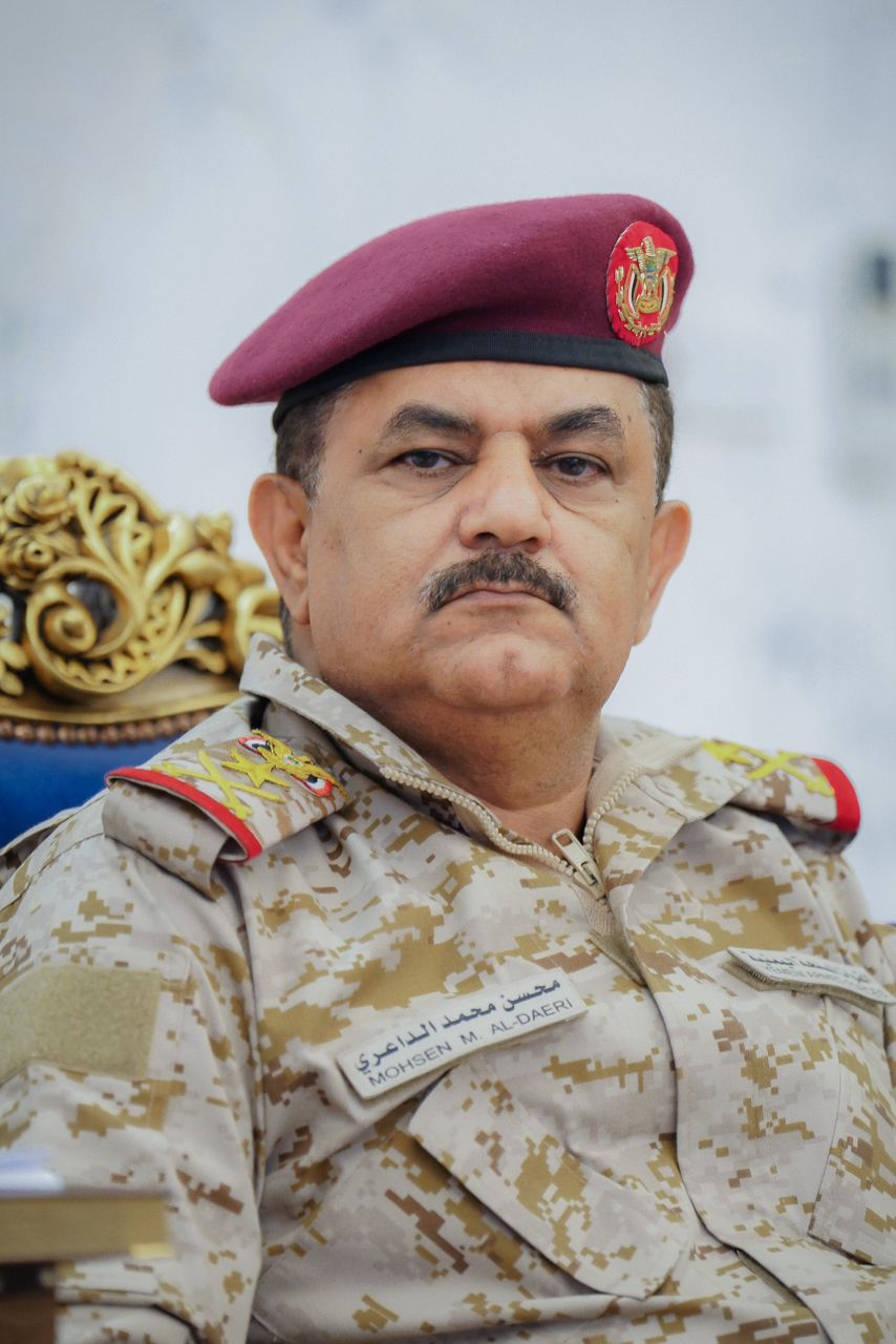 لحسم المعركة ضد مليشيا الحوثي .. وزير الدفاع يتوجه إلى الإمارات