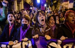 تركيا: الشرطة تعتقل عشرات المتظاهرات خلال تجمع مناهض للعنف ضد المرأة