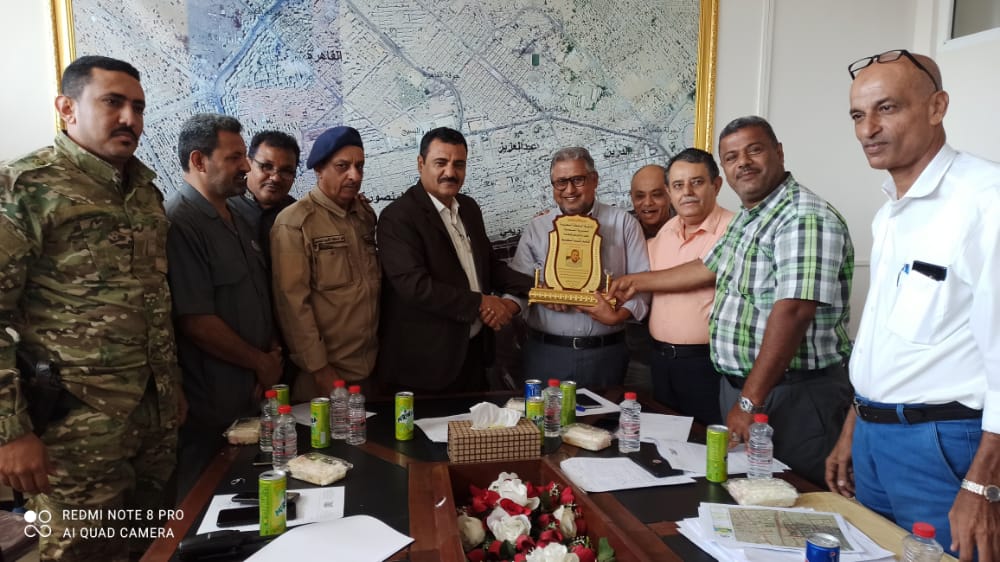 سلطات المنصورة تكرم مهندس النظافة بعدن 
