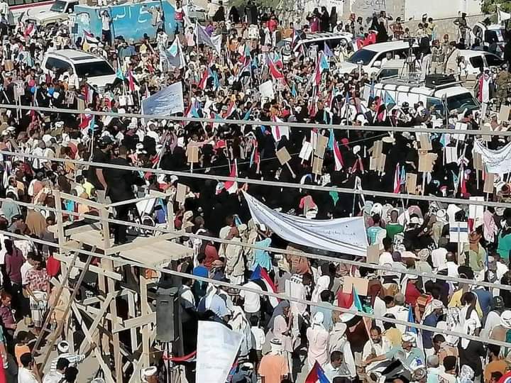 حشود كبيرة تشارك باحتفالية 30 نوفمبر بزنجبار