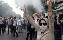 هاجموا مقراً للباسيج بطهران... تواصل التظاهرات الغاضبة غرب إيران