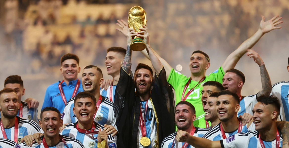 وشم على هيئة كأس العالم.. نجم منتخب الأرجنتين يوثق أجمل لحظة في حياته