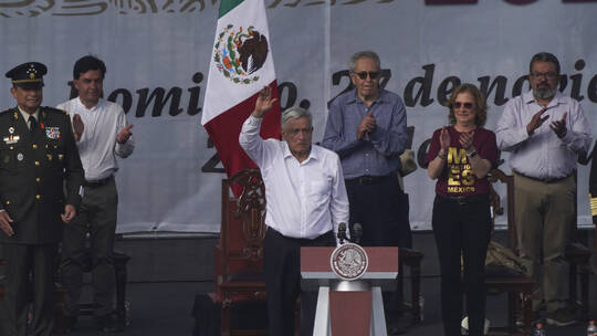 رئيس المكسيك يحذر المواطنين من قبول هدايا الميلاد