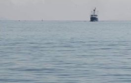 هجوم يستهدف سفينة تجارية في البحر الأحمر