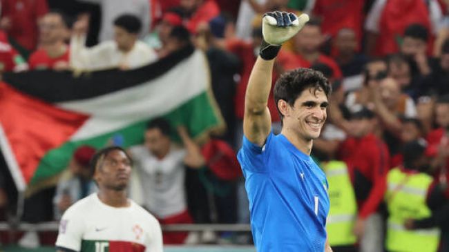 حصل على جائزة أحسن لاعب في مباراة البرتغال .. ياسين بونو يهدي الجائزة لزميله يوسف النصيري