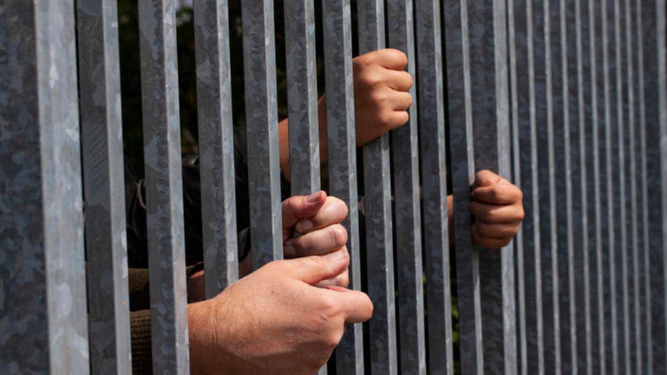 صنعاء.. معتقلون في سجن حوثي يعلنون الإضراب عن الطعام
