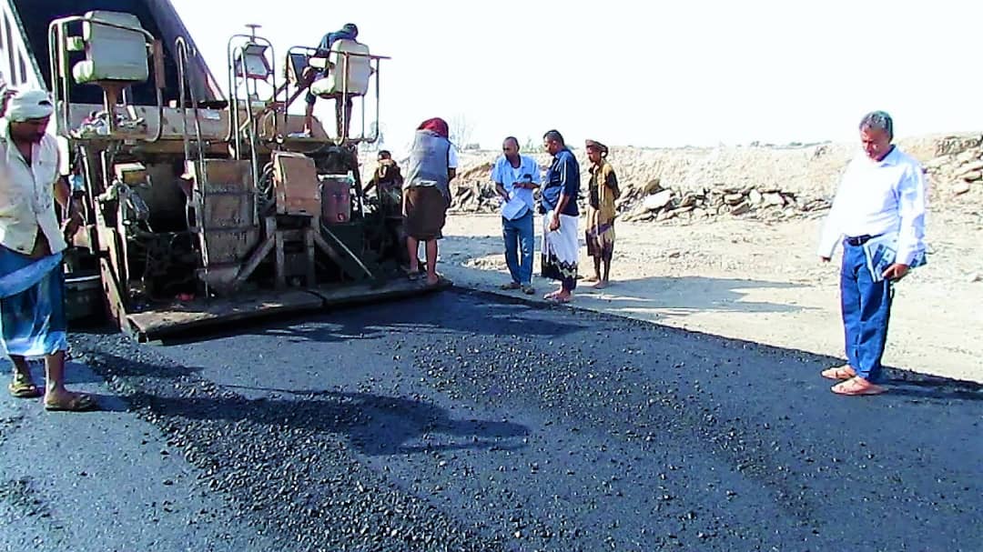 المؤسسة العامة للطرق والجسور بلحج تدشن المرحلة الأولى من مشروع صيانة لطريق عدن لحج