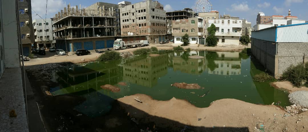 سكان حي بمدينة التقنية يوجهون مناشدة لإنقاذهم من بحيرة مياة الصرف الصحي 