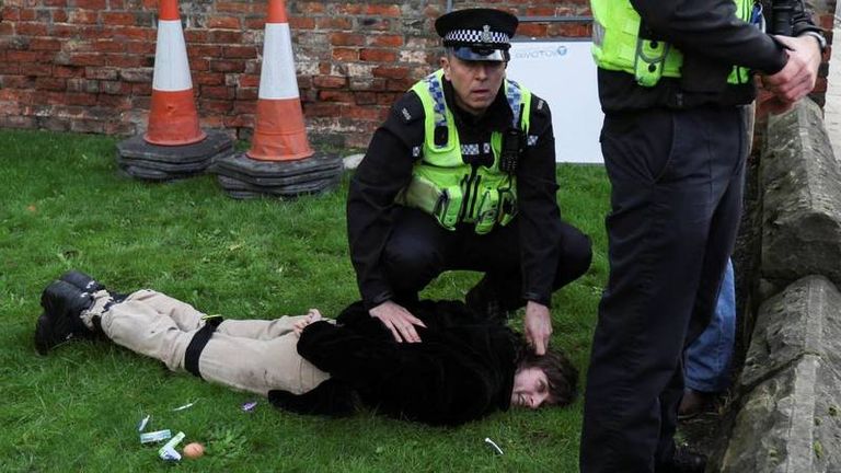 تشارلز والرشق بالبيض.. مراجعة إجراءات سلامة الملك